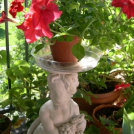 вазон в виде садовой скульптуры