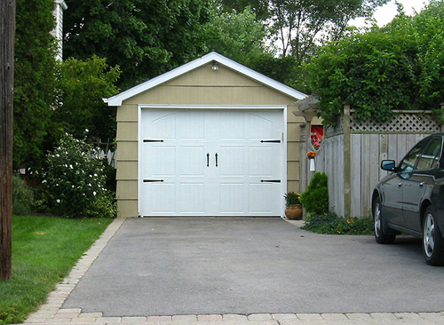 Из чего лучше и дешевле построить гараж на даче?